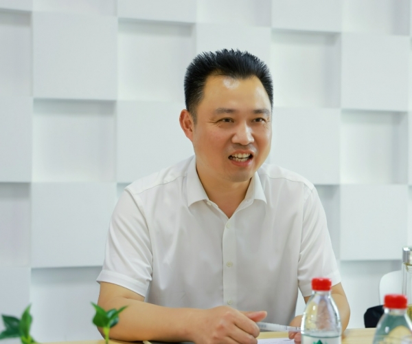 嘉興國家高新區管委會俞春明主任調研嘉欣絲綢，為發展鼓勁?